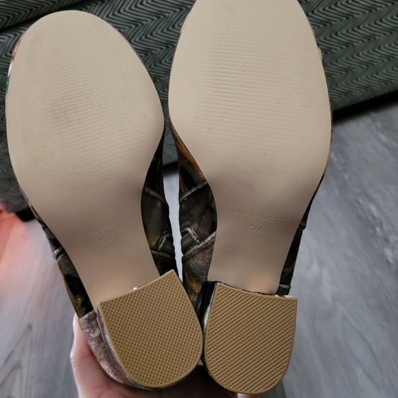 NEW Nine West Savitra Block Velvet Floral Boots - Picture 5 of 7